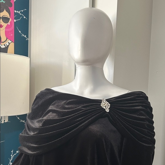 Chic Black Velvet Off-Shoulder Blouse - Picture 3 of 15